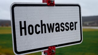 Ein Schild weist auf eine Straßensperre wegen Hochwasser hin (Symbolfoto). Das Landratsamt Ravensburg will entlang der Bundesstraße B30 bei Berg für einen besseren Hochwasserschutz sorgen.
