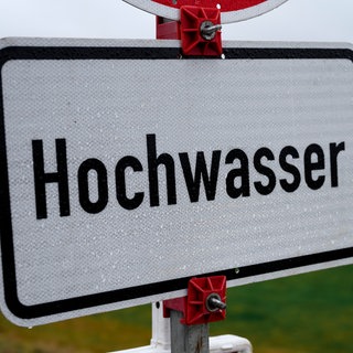 Ein Schild weist auf eine Straßensperre wegen Hochwasser hin (Symbolfoto). Das Landratsamt Ravensburg will entlang der Bundesstraße B30 bei Berg für einen besseren Hochwasserschutz sorgen.