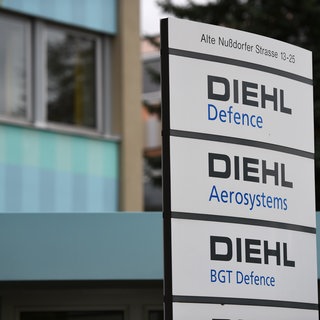 Eingang von Diehl Defence in Überlingen. Das Rüstungsunternehmen will Flugabwehrraketen vom Typ "Stinger" produzieren.