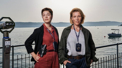 Zwei Schauspielerinnen am Bodensee. Dreharbeiten laufen für die neue ZDF-Krimi-Reihe "Obersee" in Überlingen.