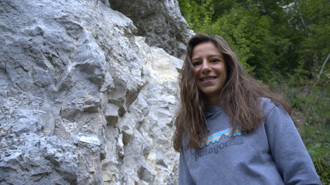 Katja Schaudt steht vor einem der Kletterfelsen im Donautal.