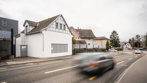 Der Bunker an einer Straße in Bottighofen gehört zu den erhaltenen Bunkern des Festungsgürtels Kreuzlingen in der Schweiz.
