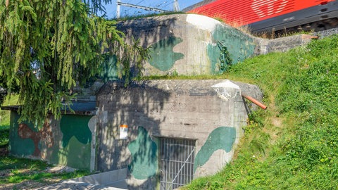 Der Bahndammbunker in Lengwil gehört zu den erhaltenen Bunkern des Festungsgürtels Kreuzlingen in der Schweiz.