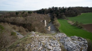 Eine Wanderin stürzt in Felsspalte auf einem Aussichtsplateau bei Inzigkofen.