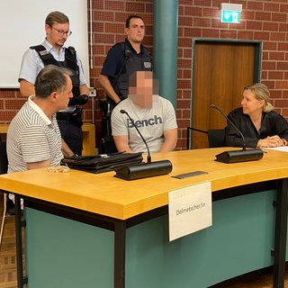 Ein Mann auf der Anklagebank im Konstanzer Landgericht: Der 28-Jährige wurde nach einem Messerangriff in Konstanz freigesprochen, dagegen haben Staatsanwaltschaft und Nebenklage Revision eingelegt.