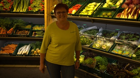 Rosmarie Blum steht im "Gemüse Pavillon", wo Reichenauer Gemüse verkauft wird.