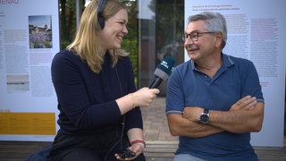 SWR-Reporterin Friederike Fiehler mit Karl Wehrle auf der "WahreWunderBank".
