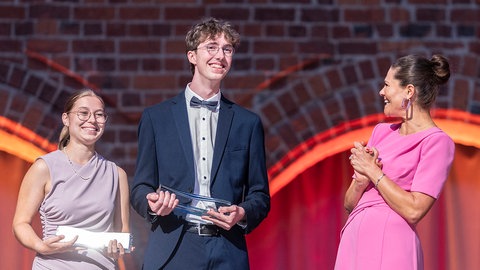 Victoria, Kronprinzessin von Schweden, und die beiden Preisträger Jana Spiller und Niklas Ruf vom Schülerforschungszentrum Südwürttemberg.