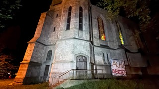 Die Kirche St. Leonhard in St. Gallen ist in der Nacht auf Sonntag besetzt worden. Die Besetzer haben ein Transparent am Kirchengebäude angebracht.