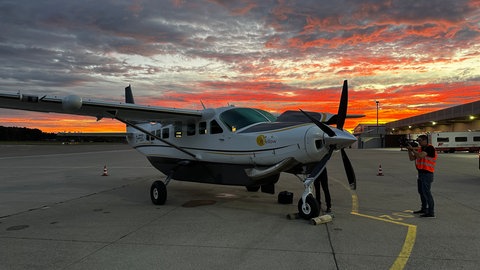 Ein Flugzeug steht auf einem Rollfeld. Drinnen ist Platz für neun Passagiere. In Friedrichshafen am Bodensee-Aiport ist am Montag der erste Flug "auf Abruf" gestartet.