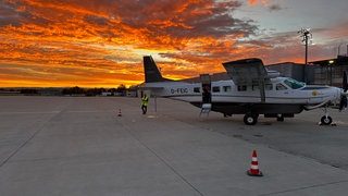 Früh am Morgen steht ein kleines Flugzeug auf dem Rollfeld. In Friedrichshafen am Bodensee-Aiport ist am Montag der erste Flug "auf Abruf" gestartet.