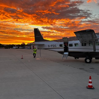 Früh am Morgen steht ein kleines Flugzeug auf dem Rollfeld. In Friedrichshafen am Bodensee-Aiport ist am Montag der erste Flug "auf Abruf" gestartet.