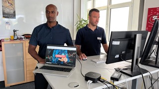 Zwei Polizisten des Polizeipräsidiums Ravensburg informieren über Betrugsmasche Anlagebetrug im Internet. Immer mehr Menschen im Bodenseekreis werden Opfer dieser Masche.