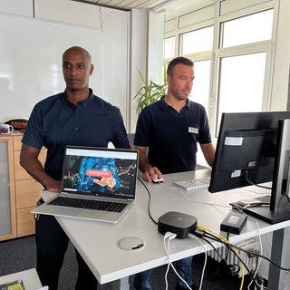 Zwei Polizisten des Polizeipräsidiums Ravensburg informieren über Betrugsmasche Anlagebetrug im Internet. Immer mehr Menschen im Bodenseekreis werden Opfer dieser Masche.