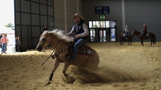Ein Reiter stoppt mit seinem Pferd bei der Messe "Americana" in Friedrichshafen.