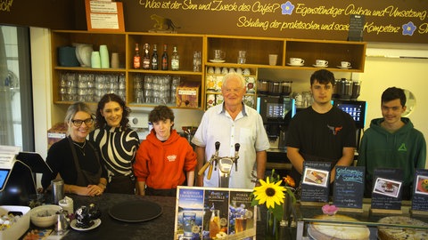 Im Cafe Vergissmeinnicht arbeiten Jugendliche mit besonderem Förderbedarf. 