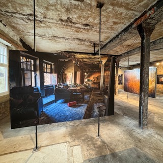 Großformatige Fotos im ausgebrannten Stadlerhaus Konstanz. Ein Jahr nach dem Altstadtbrand sind die Arbeiten von Markus Brenner zu sehen.