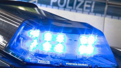 Ein Blaulicht auf dem Dach eines Polizeiwagens (Symbolbild).