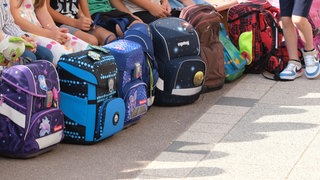 Schulanfänger sitzen auf einen Schulhof. In der Region Bodensee-Oberschwaben startet das Schuljahr 20252026.