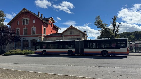 Wegen der Sanierungsarbeiten nach dem Zugunglück bei Riedlingen sind Gelenkbusse im Ersatzverkehr im Einsatz.