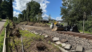 An der Bahnstrecke in Riedlingen wird nach dem Zugunglück gearbeitet.