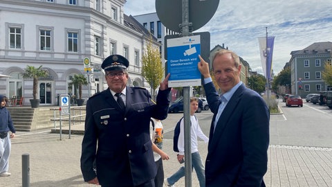 Einen größeren Sicherheitsgewinn für Ravensburg versprechen sich Polizeipräsident Uwe Stürmer und Oberbürgermeister Daniel Rapp durch die Videoüberwachung am Bahnhof
