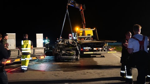 Im Kreis Sigmaringen sind nach einem Unfall sowohl ein Auto als auch ein Motorrad in Flammen aufgegangen.