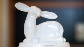 Mit einem Lamm aus Porzellan, wie dieses hier für den Preisträger Nico Hofmann, soll am Freitag die Produzentin Gabriele M. Walther in Laupheim ausgezeichnet werden. (Archivbild)