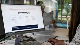 Eine Mitarbeiterin am Computer: Ein Digitalisierungsprojekt soll den Gang zum Jobcenter einfacher machen
