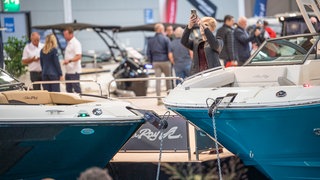 Besucherinnen und Besucher können sich seit Mittwoch alle möglichen Boote auf der Messe Interboot in Friedrichshafen anschauen.