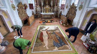 In der St. Oswaldkirche in Otterswang ist der Erntedankteppiuch bereits ausgebreitet. Nun gibt es die letzten Handgriffe.