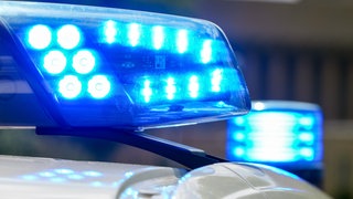 Ein Blaulicht auf einem Polizeifahrzeug leuchtet während einer Prüfmaßnahme. In Isny hat sich die Polizei eine Verfolgungsjagd geliefert.