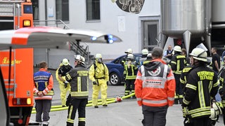 Chemieunfall in Siggenweiler: Einsatzkräfte stehen vor dem Molkereibetrieb. Bei dem Unfall gab es vier Verletzte.