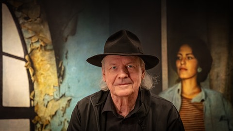 Matthias Holländer vor einem seiner Werke