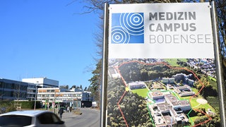 Ein Schild weist am Eingang des Klinikums in Friedrichshafen auf den Medizin Campus Bodensee hin.