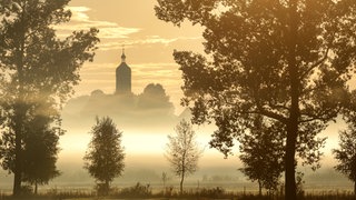 Wetter im September: Die Gemeinde Seekirch in Oberschwaben im Morgennebel.