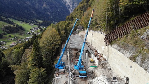 An der Arlbergbahnstrecke wird das Dach einer neuen Lawinenschutzgalerie aufgesetzt. Die Strecke ist wegen der Sanierung gesperrt.
