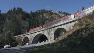 Ein Railjet auf einer Brücke der Arlbergbahnstrecke. Die Bahnstrecke ist wegen Sanierung gesperrt.