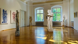 Werke des Künstlers Klaus Prior. Das Neue Schloss in Kißlegg zeigt Skulpturen und Gemälde von ihm.