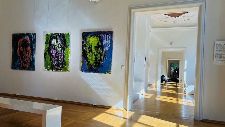 Werke des Künstlers Klaus Prior. Das Neue Schloss in Kißlegg zeigt Skulpturen und Gemälde von ihm.