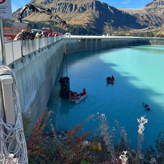 Die Polizei Vorarlberg holt ein Auto samt totem Fahrer aus einem Stausee bei Partenen. Seit vergangener Woche lief eine aufwändige Suchaktion in dem See.