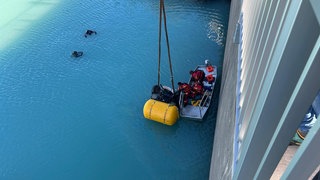 Die Polizei Vorarlberg holt ein Auto samt totem Fahrer aus einem Stausee bei Partenen. Seit vergangener Woche lief eine aufwändige Suchaktion in dem See.
