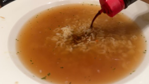 Maggi-Würze ist für viele Menschen Kult und ein unverzichtbarer Bestandteil in der Küche.