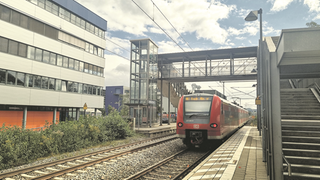 Der Fußgängersteg am Bahnhalt Biberach-Süd. Eigentlich hätte der Steg an der Haltestelle in Biberach demnächst abgerissen werden sollen, jetzt wird er stattdessen saniert.