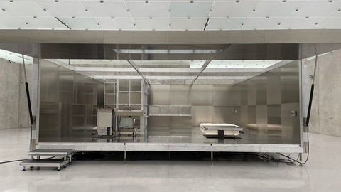 Ein anonymer Kunstschaffender stellt im Kunsthaus Bregenz aus.