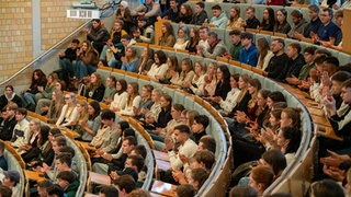 Studierende der Hochschule Biderach sitzen in Vorlesungssaal. Das Wintersemester hat mit 320 Studienbeginner gestartet, die Studierendenzahlen sind stabil geblieben.