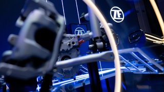 Bauteile des Autozulieferers ZF an einem Messestand. Die Mitglieder der IG Metall unterstützen den Sanierungsplan für die Antriebssparte.