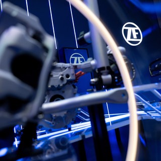 Bauteile des Autozulieferers ZF an einem Messestand. Die Mitglieder der IG Metall unterstützen den Sanierungsplan für die Antriebssparte.