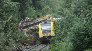 Mehrere Waggons eines Regionalzuges sind nach dem Zugunglück am 27. Juli bei Riedlingen in einandner verkeilt.