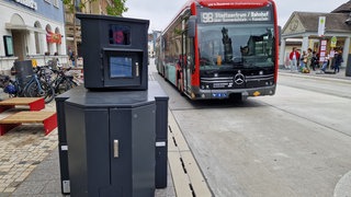 Blitzer "Toni" in Konstanz, im Hintergrund fährt ein Stadtbus über den neuen Bahnhofsvorplatz. Er kontrolliert das Durchfahrtsverbot.